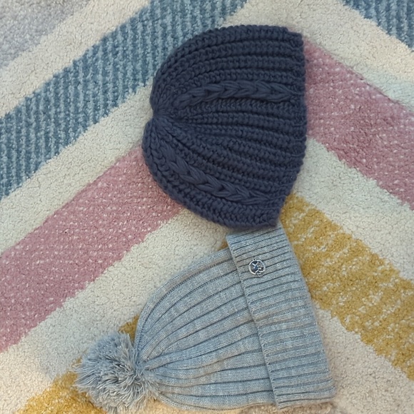 5/$25🌻 2 grey beanies - Picture 1 of 2